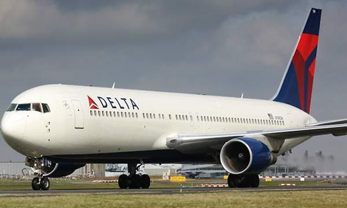 Azafata evitó tragedia en avión con un “botellazo” en la cabeza a pasajero