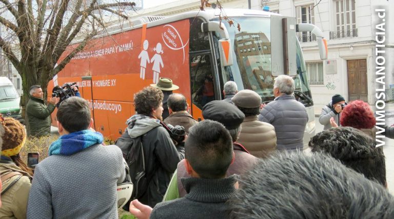 [FOTOS] Alabanzas e insultos provocó bus de la familia