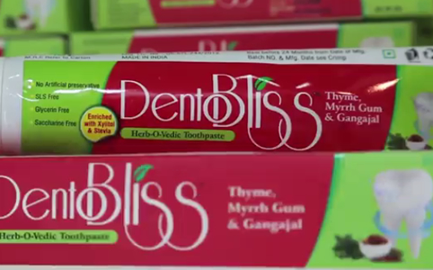 Inventan en India pasta dental a base de excrementos de vaca: éxito de ventas