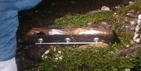 Despiden a conductor que botó ataúdes y lápidas al río