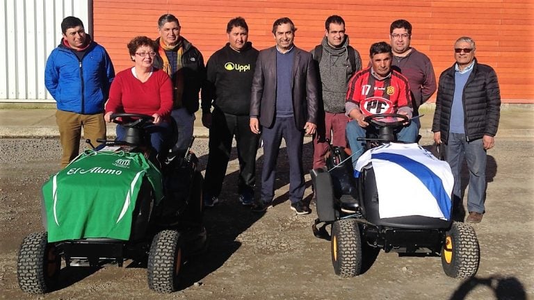 Quince clubes deportivos comenzaron a recibir tractores corta-pasto