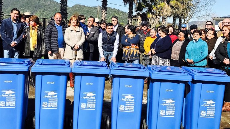 Vecinos de Sagrada Familia reciben contenedores de residuos domiciliarios