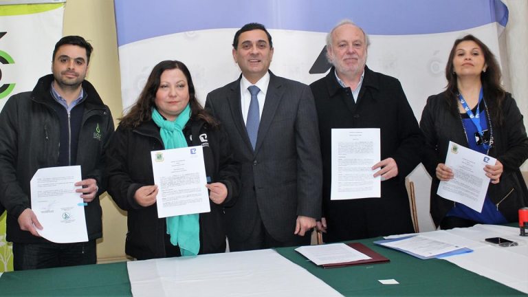 Municipio curicano firma convenio para fomentar reciclaje de vidrio y aceites