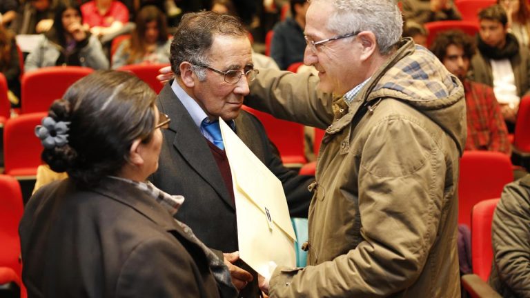 Emotiva entrega póstuma de grado académico a padres de estudiante fallecida