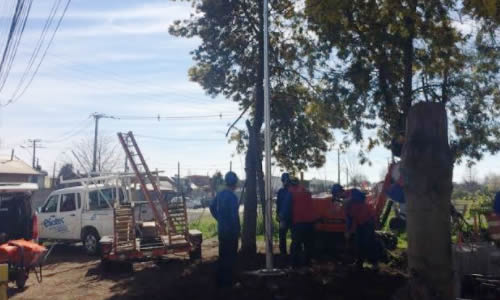 Inician instalación de luminarias peatonales en Villa Eduardo Frei