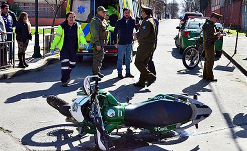 Carabinero en moto resulta herido al ser chocado por auto en Talca
