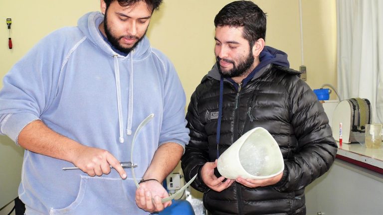 Desarrollan prótesis de fibra de carbono de bajo costo para atletas