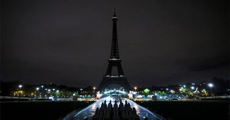 La Torre Eiffel apagó sus luces por las víctimas de Barcelona