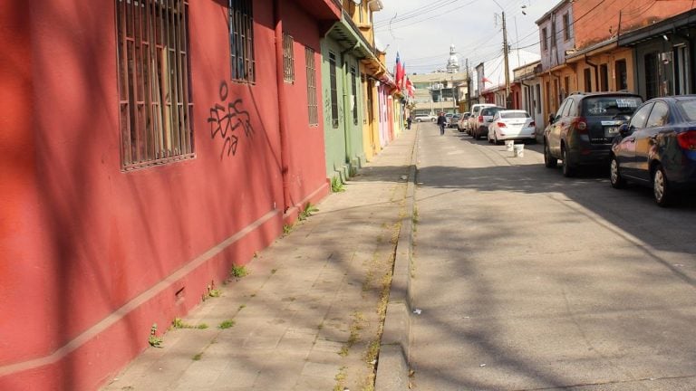 Vecinos de población Caupolicán reciben nuevas veredas