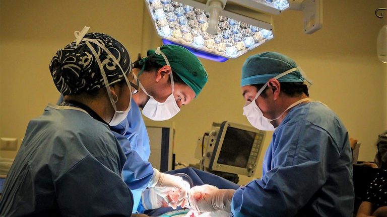 Implantan prótesis de pene a tres pacientes en Rancagua