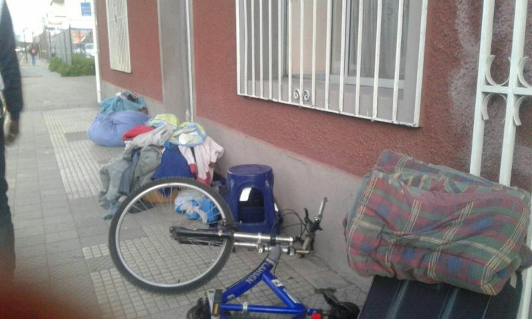 Grupo de haitianos fue lanzado a la calle por no pagar luz y agua