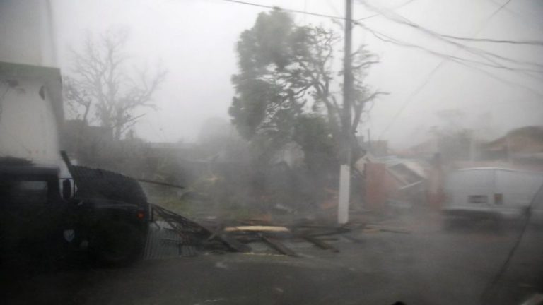 Puerto Rico sin luz y en “devastación total” tras el paso del huracán María