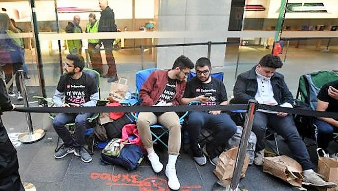 Fanáticos del iPhone hicieron fila de 10 días por el nuevo modelo
