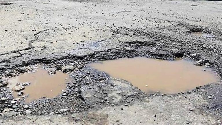¿Quién debe reparar las calles en mal estado, el Serviu o los municipios?