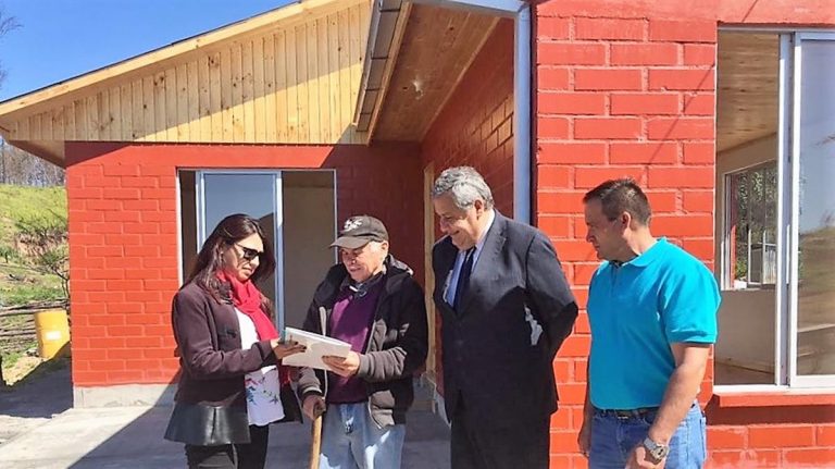 Gobierno entrega viviendas definitivas a damnificados por los incendios forestales