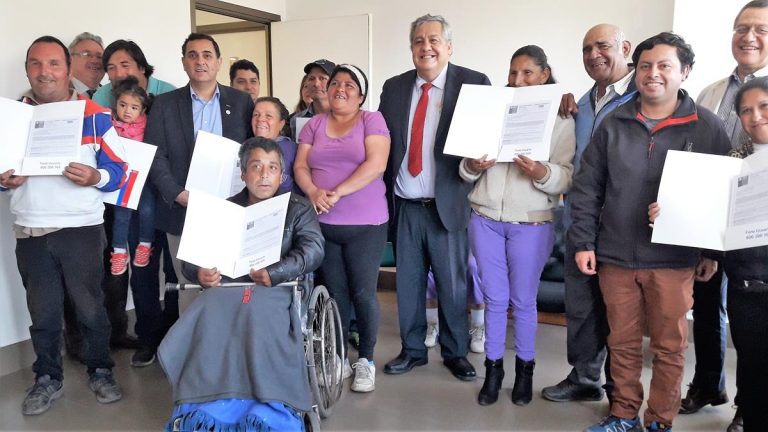 Familias del campamento Esfuerzo y Esperanza recibieron subsidio habitacional