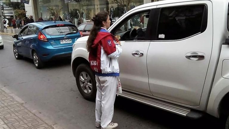 Campeona mundial pide dinero en la calle para viajar a defender medalla