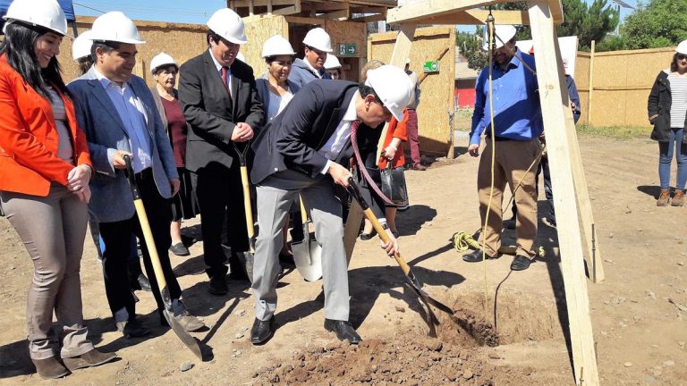 Instalan primera piedra de jardín infantil y sala cuna en población Manuel Rodríguez