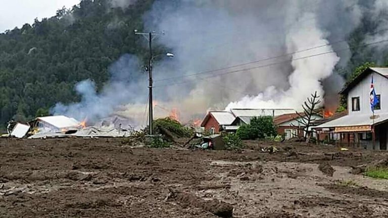 Aluvión afectó a Villa Santa Lucía en Los Lagos: deja tres muertos y trece desaparecidos