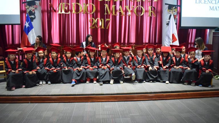 Niños y niñas fueron certificados de su jardín infantil