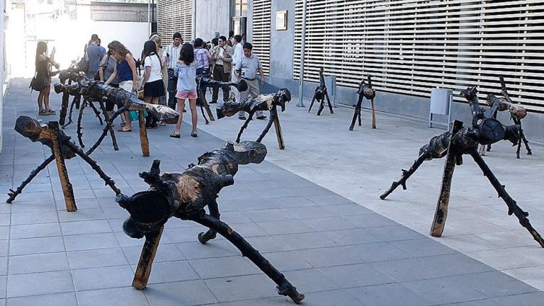 Jauría de 25 animales prehistóricos “se tomó” el Patio de las Artes de Curicó