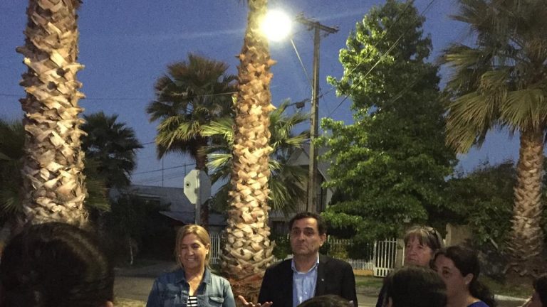 Vecinos de las "Cinco Villas" de Sarmiento felices con nuevas luminarias peatonales