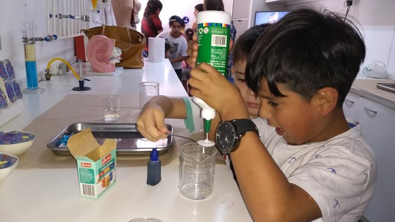 Curicanos realizaron experimentos científicos al interior del Trucklab