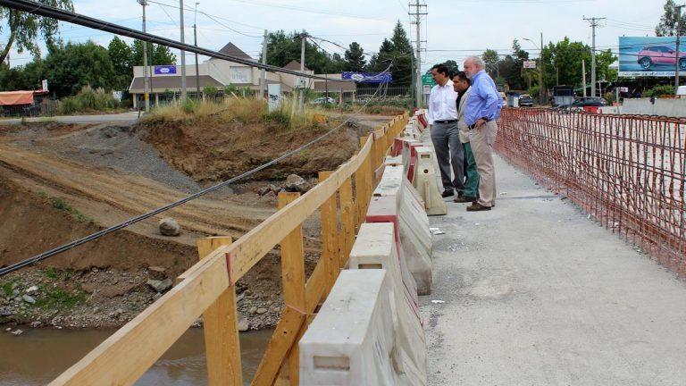 Califican de “irresponsable” retiro de pasarela peatonal en Puente Colorado