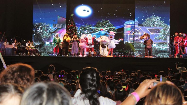 “A mi Perro Chocolo” le gustó bailar con los niños curicanos