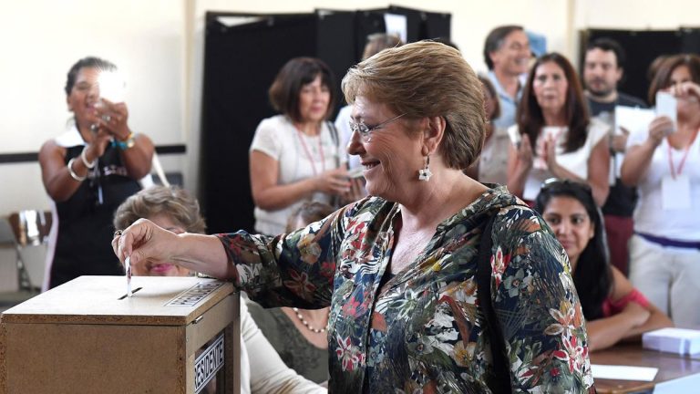 Presidenta reconoce error al implementar voto voluntario y señala que se debe discutir