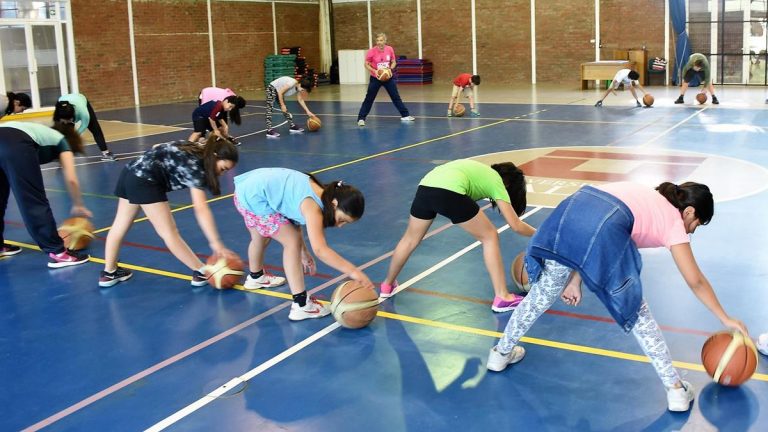 Alta participación en escuelas deportivas de verano