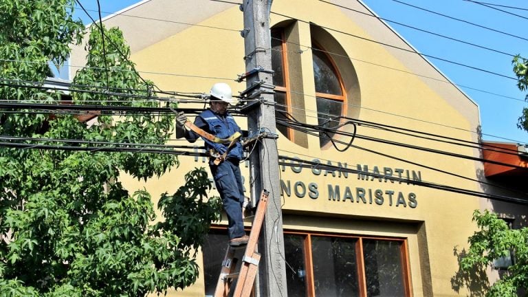 Comenzó retiro de cables en desuso en Curicó