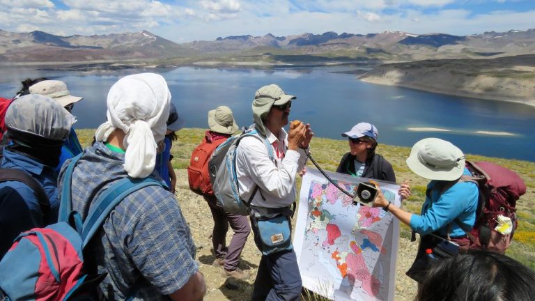 Científicos intentan descifrar los misterios de Laguna del Maule