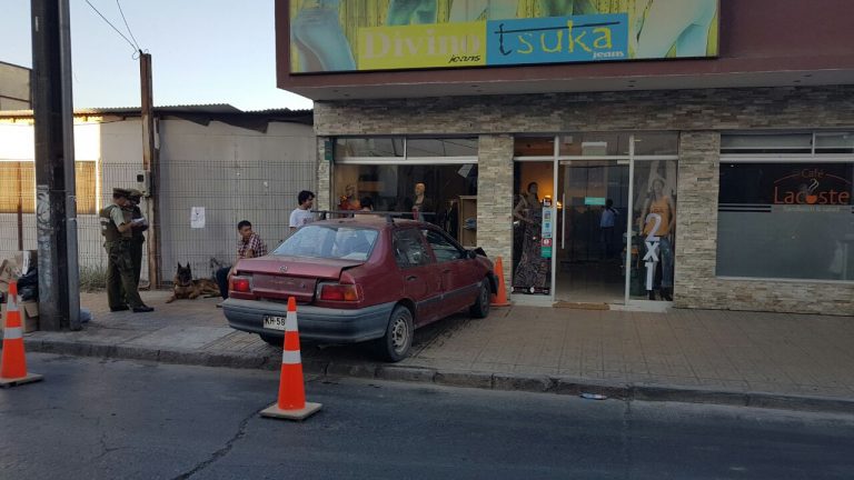 Automóvil quedó incrustado en local al salir del Mall Valle