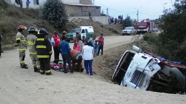 Camión se precipitó a una quebrada en Lipimávida