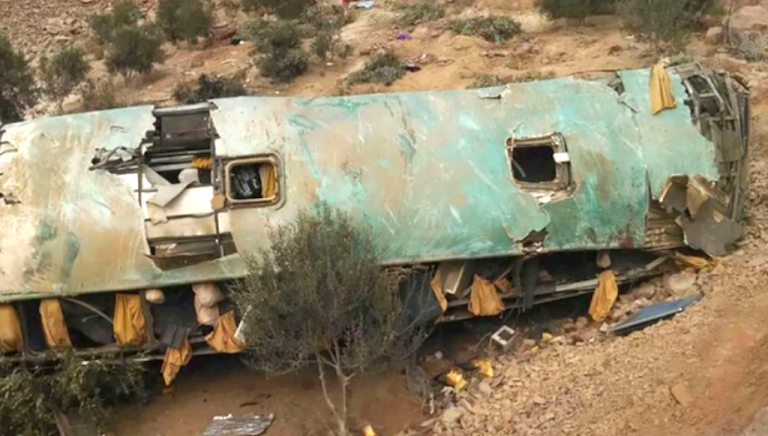 Un bus cayó al abismo en el sur de Perú: hay al menos 35 muertos