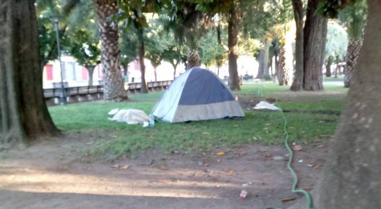 Ordenanza prohíbe acampar, “machetear” y beber en la plaza de Molina