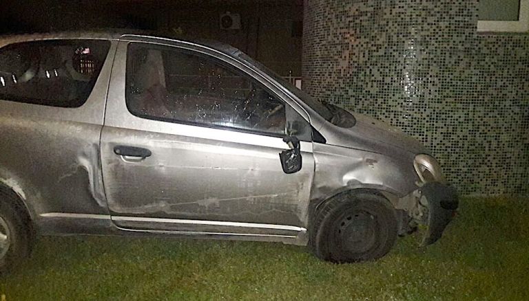 Automovilista quedó incrustado en pensionado del Hospital de Curicó