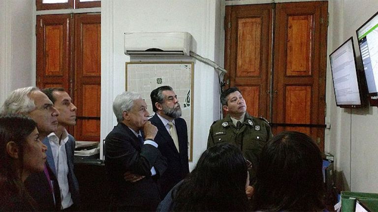 Piñera realizó visita sorpresa a comisaría tras cambio de alto mando