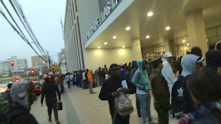 Con largas filas comenzó proceso de regulación migratoria en Curicó