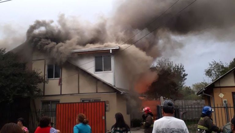 Incendio destruye dos casas en violento incendio en Curicó