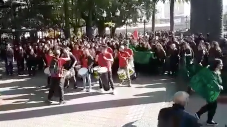Estudiantes curicanos se manifiestan en plaza de Armas