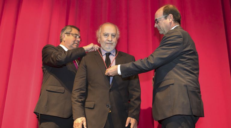 Cineasta Miguel Littin recibió Medalla al Mérito Juan Ignacio Molina