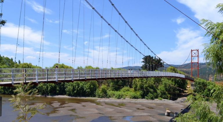 Ediles de Licantén y Curepto piden urgente reparación de pasarela