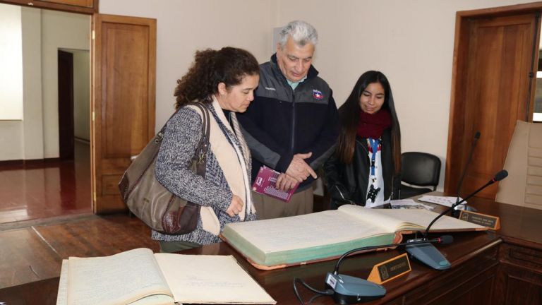 Con exposición de actas antiguas Municipalidad de Curicó celebró el Día del Patrimonio