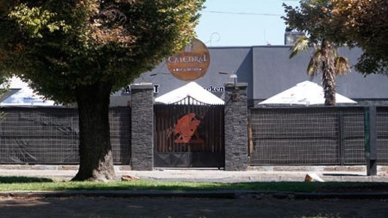 Iglesia retrocede: demolerán pub construido a un costado de templo católico