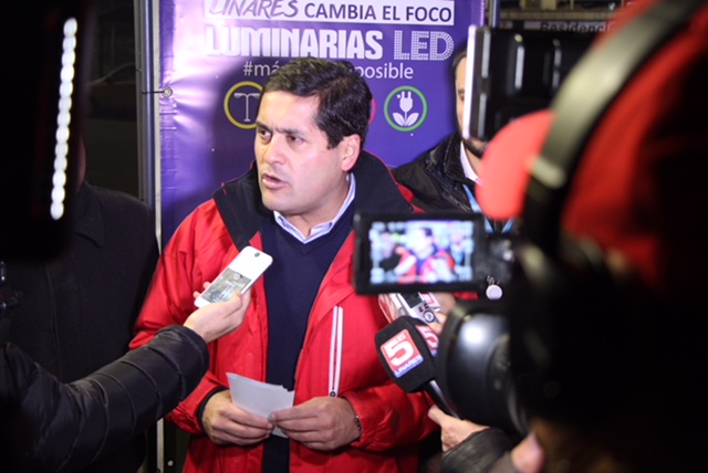 Alcalde Meza inspeccionó estado de avance de nuevas luminarias Led