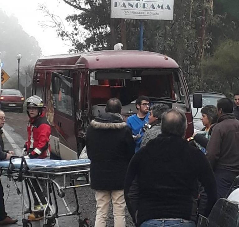 Nueve heridos deja violenta colisión entre minibus y Jeep en la Huerta de Mataquito