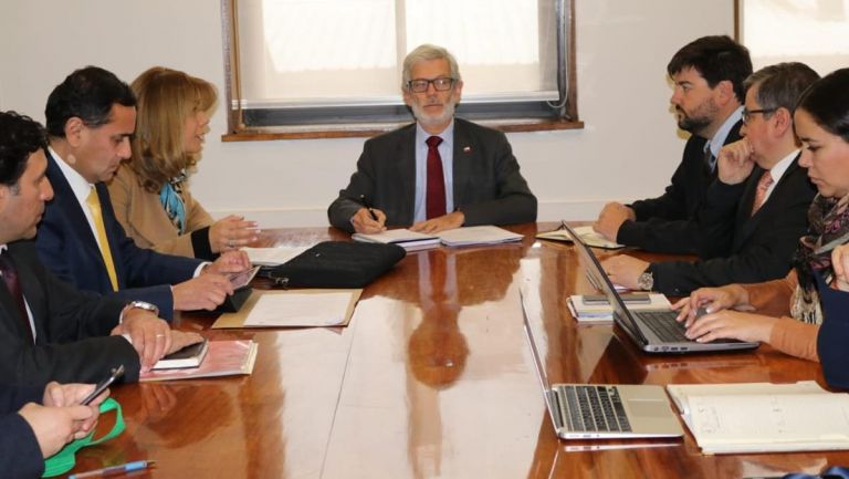 Alcaldes y Senadora Rincón se reúnen con Ministro MOP