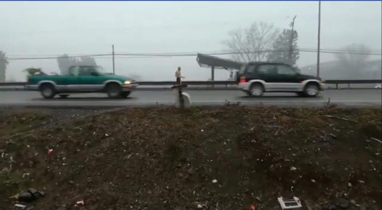 Insólito: hombre semidesnudo corrió por la carretera con biblia en sus manos
